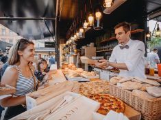Pět originálních pražských podniků, kde za drink zaplatíte trochu jinak