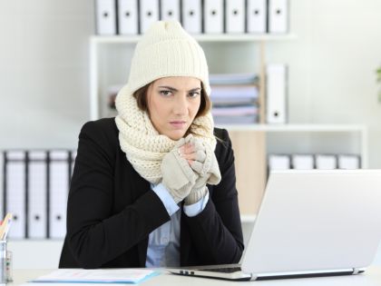Už tu klimatizaci vypněte: Ženám se pracuje lépe, když je v kancelářích teplo
