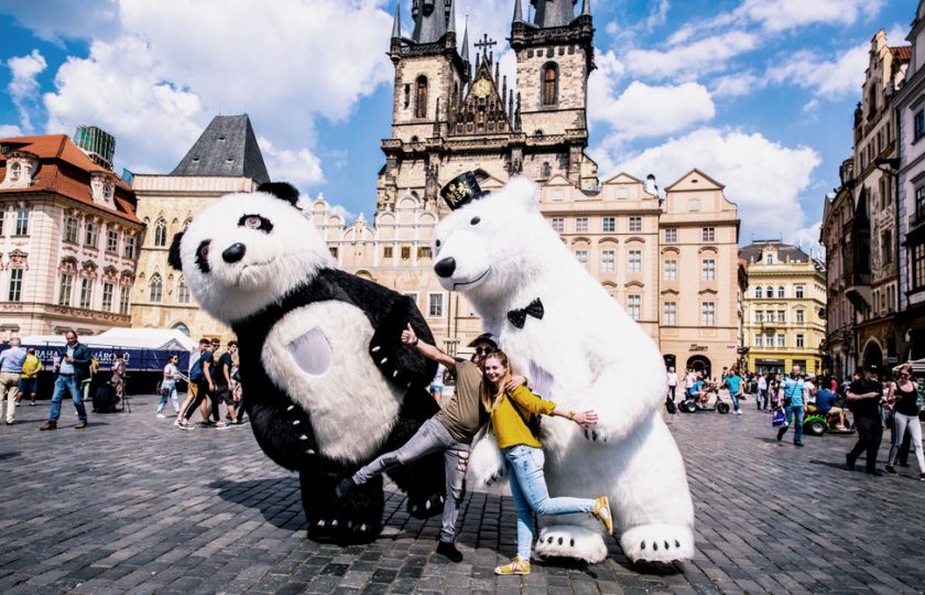 Jak zbavit Staré Město pand a medvědů? Praha bojuje proti vizuálnímu smogu