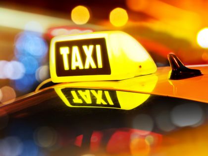 Taxislužby mají na letišti novou fintu. Turistům účtují poplatek 256 korun