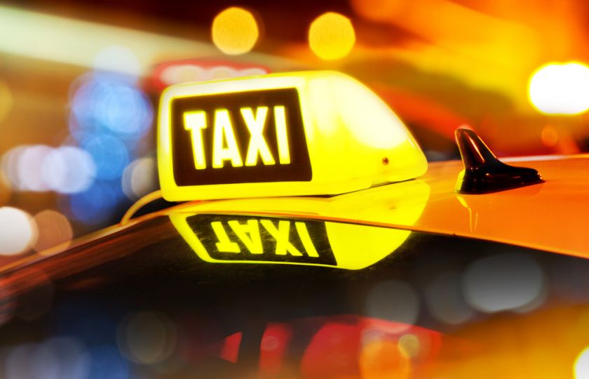 Taxislužby mají na letišti novou fintu. Turistům účtují poplatek 256 korun