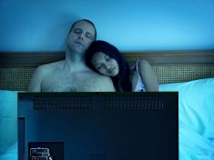 Jak nám naše oblíbené televizní pořady zhoršují spánek