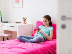 Na schůzku s cizím člověkem z netu vyrazí tři čtvrtiny českých dětí