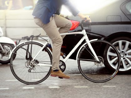 Bezpečnější město pro chodce i cyklisty? Jezděte třicítkou, radí expertka