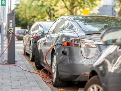 Elektroauta od roku 2023 potáhnou růst prodejů všech aut. A sníží spotřebu energie