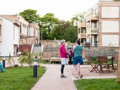 Proč komunitní spolubydlení snižuje pocity osamění i náklady na život