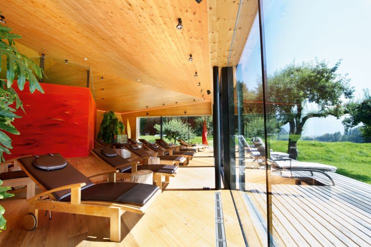 liegestuehle im ruhekristall des refugiums c edward groeger art in action der krallerhof