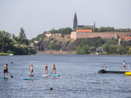 Sedm přírodních pražských koupališť, kde se vyhnete davům i chlóru