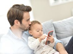 Čtyři rady rodičům, kteří nechtějí, aby děti vyměnily dudlíky za telefony