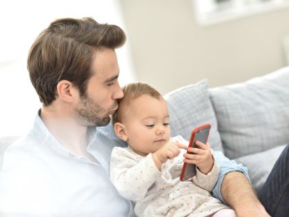 Čtyři rady: Co mají rodiče dělat, aby jejich děti nevyměnily dudlíky za telefony