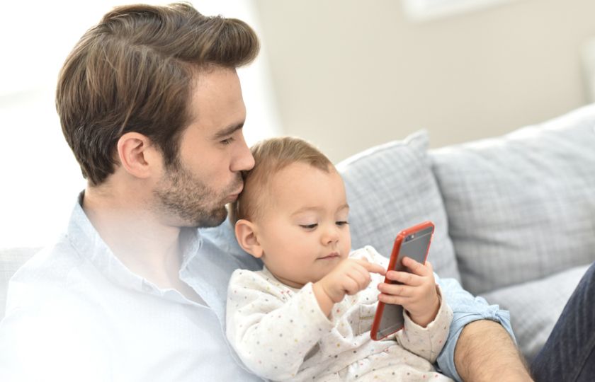 Čtyři rady rodičům, kteří nechtějí, aby děti vyměnily dudlíky za telefony