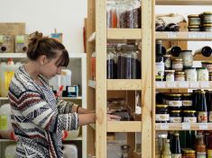 Jak funguje komunitní krámek v centru Prahy, který zná své dodavatele i zákazníky