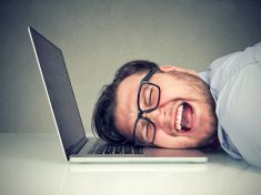 Dá se pomoct digitálním sirotkům? Instituce a osoby, které se snaží, abychom nezblbli