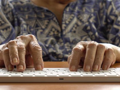Fake news sdílejí sedmkrát častěji: Změní stárnoucí populace internet?