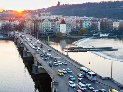 Praha uvažuje o mýtném i omezení dieselů. Chce snížit počet aut v centru