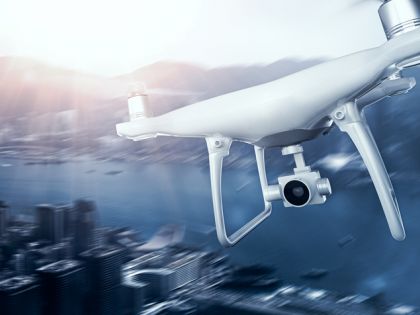 Proti špionážním dronům: Budovy mají ochránit lasery i bomby s mlhou