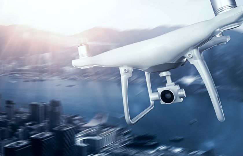 Proti špionážním dronům: Budovy mají ochránit lasery i bomby s mlhou