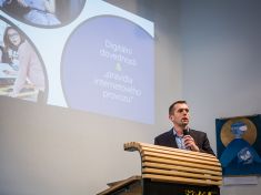 Šéf Microsoftu: Firmám musejí s bezpečností pomoct i rodiče