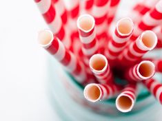 Zachrání svět papírová brčka? Některá nejdou použít ani zrecyklovat