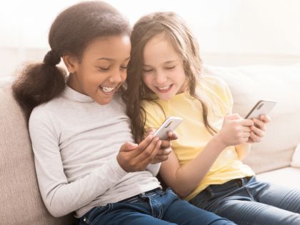Chytré telefony dětem do 11 let do rukou nepatří, říká hlavní pediatr Německa