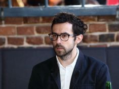 Režisér snímku Tiché doteky: Sekta dokáže člověka strašně rychle změnit 