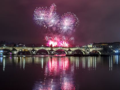 Designér pražských pyroshow: Novoroční ohňostroj bude. Díky lidem i firmám