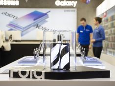 První telefon s ohebným displejem si už můžete vyzkoušet v celé České republice