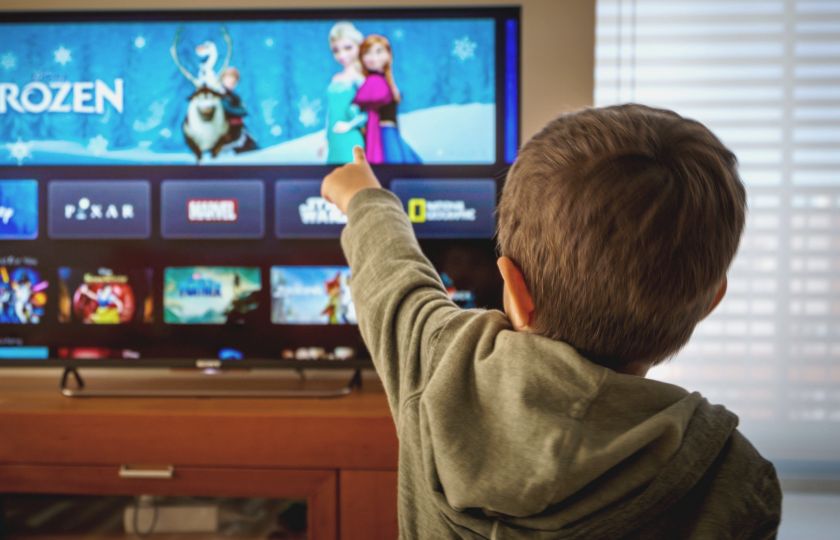 Jak Netflix mění děti v rozmazlené nedočkavce. Nebo je i něčemu učí?
