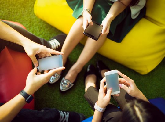 Jsou teenageři opravdu závislí na telefonech? Asi jako knihomol na knihách