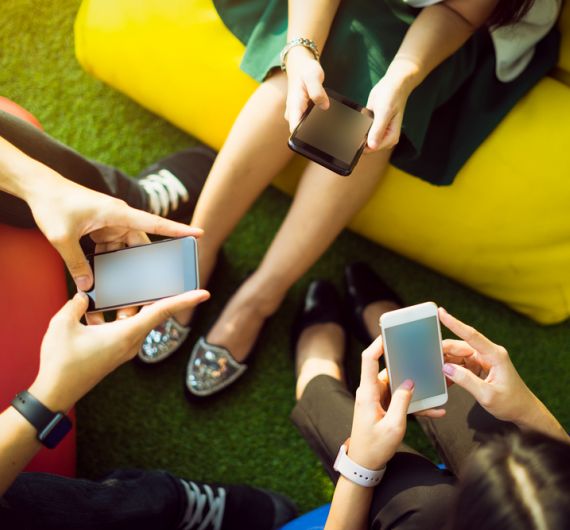 Jsou teenageři opravdu závislí na telefonech? Asi jako knihomol na knihách