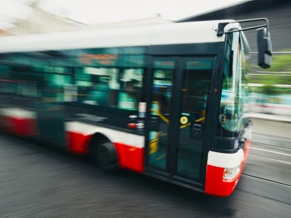 Novinky v pražské MHD: Delší intervaly na zimu a devatenáctiletí řidiči