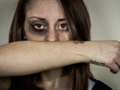 Domácí násilí je v Praze na vzestupu. Stále častěji jsou oběťmi svých dětí senioři