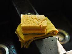 Kde najdeme víc bakterií? Toaletu hravě překoná použitá houbička na nádobí