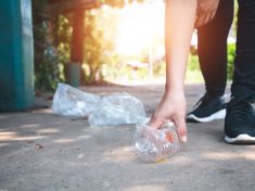 Češi jsou v EU čtvrtí nejlepší v recyklaci plastů, firmy hledají zelenější varianty