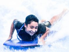 Jak se dá surfovat na umělé vlně uprostřed Prahy a pobavit sebe i přihlížející