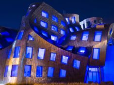 Není to jen Tančící dům: Poznejte 10 sci-fi budov mistra řízeného chaosu