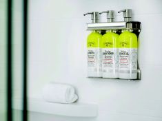 Plastová brčka už mizí. A z hotelů začnou mizet i minišampónky