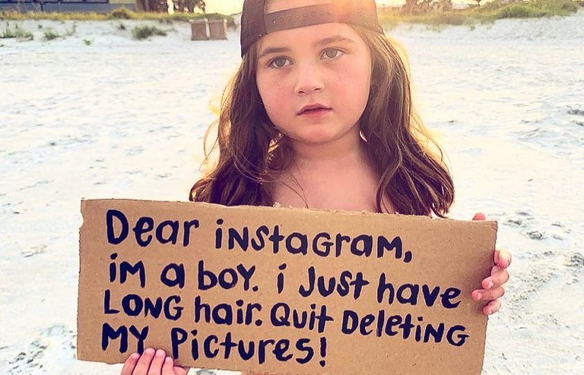 Instagram maže fotky dlouhovlasých kluků nahoře bez, jejich matky zuří