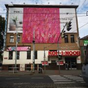 Budovy v Praze přes noc pokryly graffiti. Akce upozorňuje na nedostatek legálních ploch