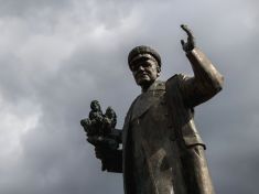 Ostrá tužka Karla Křivana: Komu vadí maršál v parku