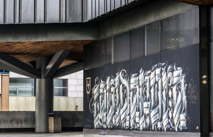 Budovy v Praze přes noc pokryly graffiti. Akce upozorňuje na nedostatek legálních ploch