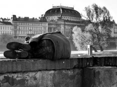 Jak sehnat azyl pro bezdomovce v době koronaviru a proč je to potřeba