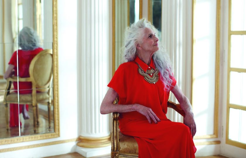 Může i po devadesátce: Čím inspiruje ženy nejstarší modelka světa