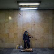 Marné čekání na publikum v budapešťském metru