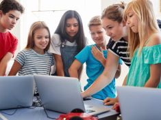 Česko jako programátorská velmoc? Hodina kódu se snaží dětem přiblížit programování