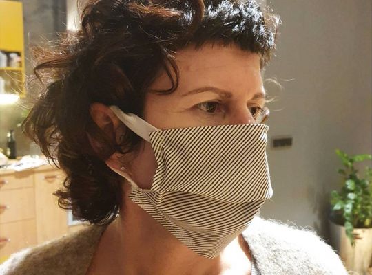 Šije se ručně, na stroji i na síti. Designérka o tom, jak strhnout masy k šití roušek