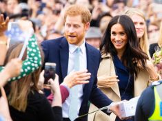 Co víme o Harrym a Meghan? Vlastně jen to, že se příběh dobře prodává