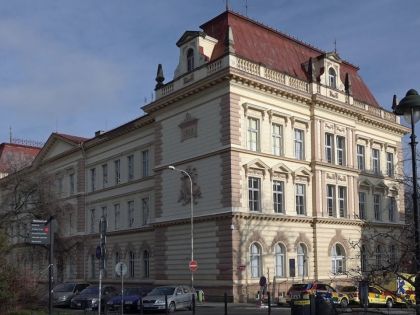 Zákopová válka na Praze 7: Radnice odvolává ředitelku, rodiče se bouří