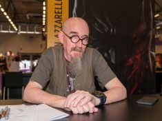 Scénárista Brian Azzarello dovedl Jokera s Batmanem do Prahy. Až teď si město prohlédl