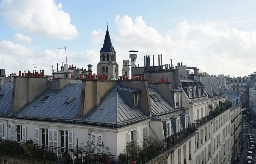 Z pařížských minibytů pro chudé se začínají klubat luxusní studia